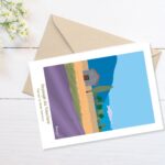 Carte avec une illustration du Mont Ventoux, lavandes et maison en pierre avec un grêpier posé sur le toit