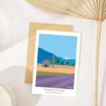 Carte avec une illustration du Mont Ventoux, lavandes et maison en pierre avec un grêpier posé sur le toit