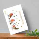 Carte de voeux Joyeuses fêtes avec trois adorables rouge-gorges au bonnet rouge de père Noël