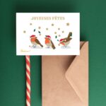 Carte de voeux Joyeuses fêtes avec trois adorables rouge-gorges au bonnet rouge de père Noël