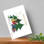 Carte Joyeux Noël avec 4 petits manchots et leur luge chargée de cadeaux