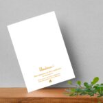 Carte Joyeux Noël avec 4 petits manchots et leur luge chargée de cadeaux