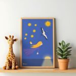 Affiche déco pour enfants Décrocher les étoiles : fillette volant derrière une grue du Japon à la recherche d'étoiles à décrocher