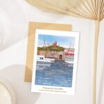 carte avec une illustration de Marseille , le Vieux Port et Notre-Dame de la Garde, goélands posés sur les mats