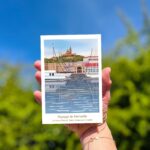 carte avec une illustration de Marseille , le Vieux Port et Notre-Dame de la Garde, goélands posés sur les mats