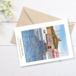 carte avec une illustration de Marseille , le Vieux Port et Notre-Dame de la Garde, goélands posés sur les mats